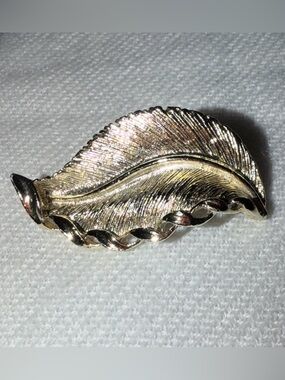 Gerry’s Gold Leaf Women’s Brooch - Elegant Accent